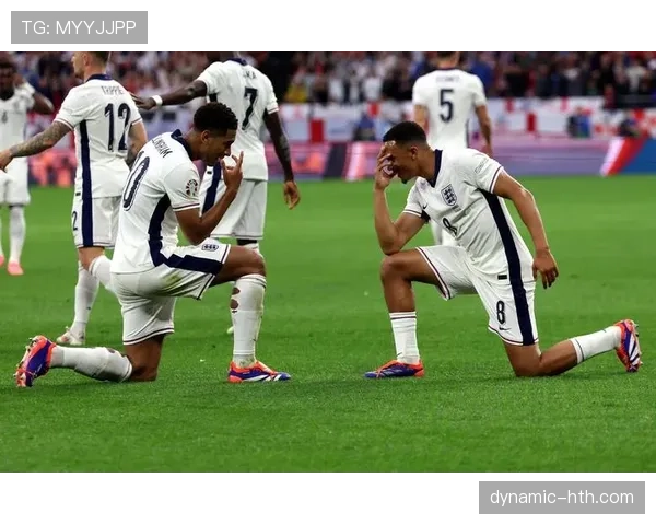 贝林厄姆背着的那只包比我一个月房租还贵，路人看了都无言了